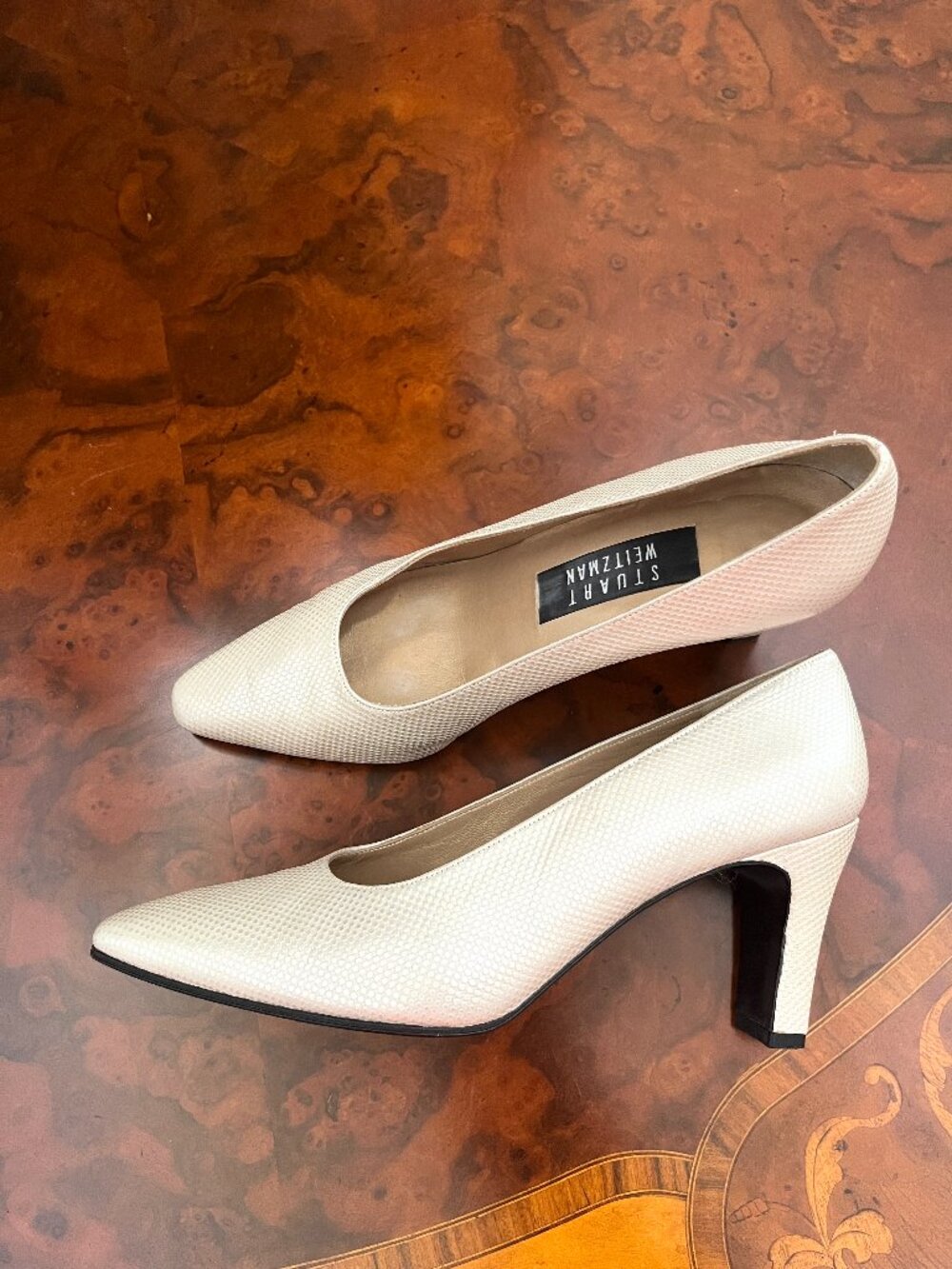 Vtg Stuart Weitzman Pearl Textured Ossarah Calf Heels Shoes 6.5 B fits like 6